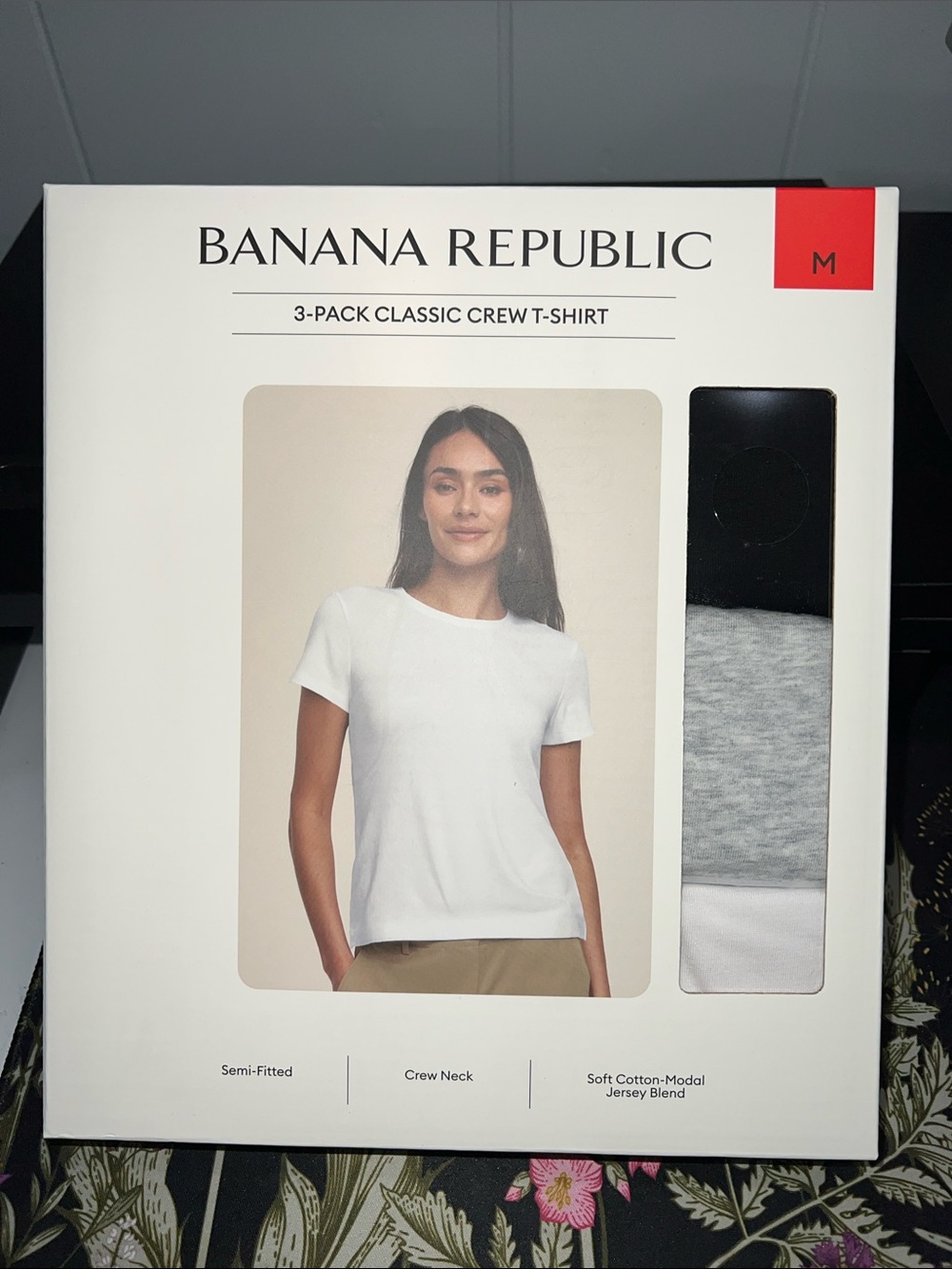 BNWT Banana Republic Women's Semi-fitted Crew Neck T-Shirt (3-Pack) - Picture 2 of 5
